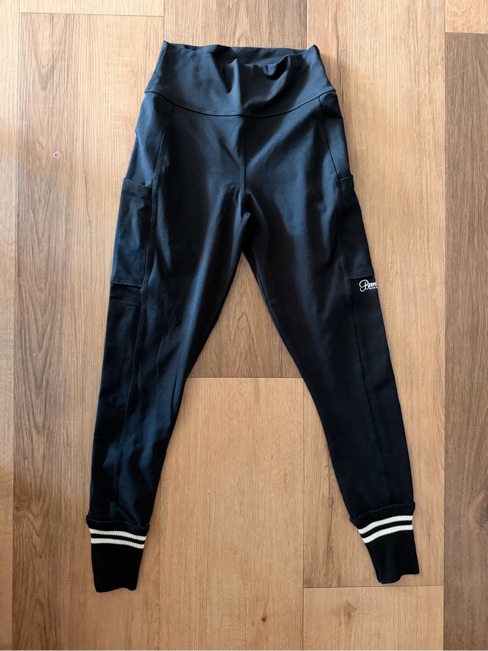 bombshell Sportswear Leggings Size L Black Cuffs Pockets